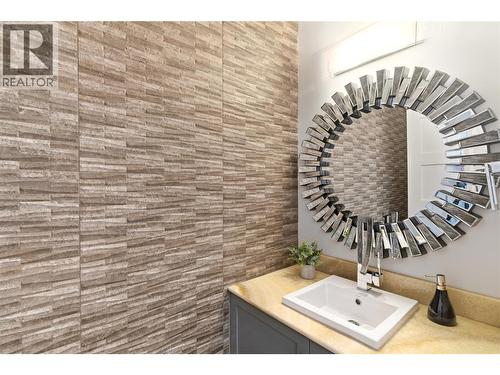 Main floor powder room - 2090 Bennett Road, Kelowna, BC - Indoor Photo Showing Bathroom
