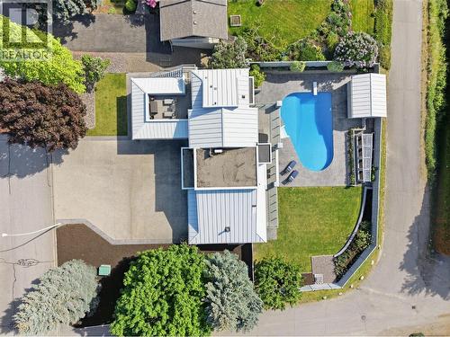 2090 Bennett Road, Kelowna, BC - Outdoor With In Ground Pool