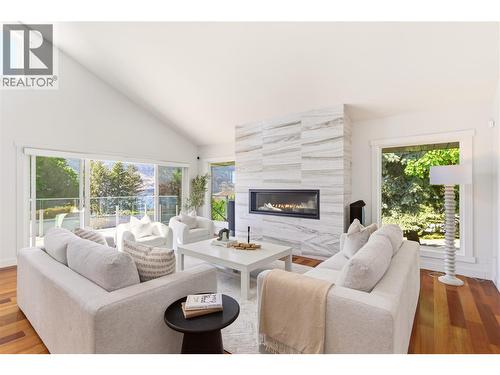 2090 Bennett Road, Kelowna, BC - Indoor Photo Showing Living Room With Fireplace