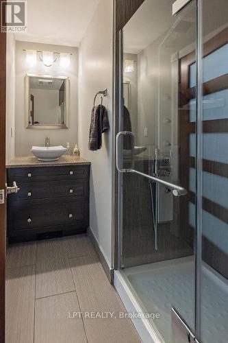 Back 3 piece bathroom - 215 Wellington Street, London East (East K), ON 