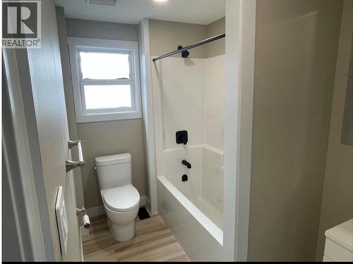 121 Willow Street, Kamloops, BC - Indoor Photo Showing Bathroom