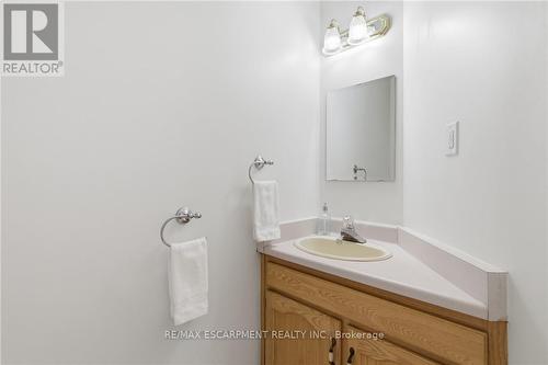 12 Sumner Crescent, Grimsby, ON - Indoor Photo Showing Bathroom