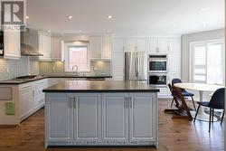 35 VERSAILLES COURT Richmond Hill, ON L4C 8V6