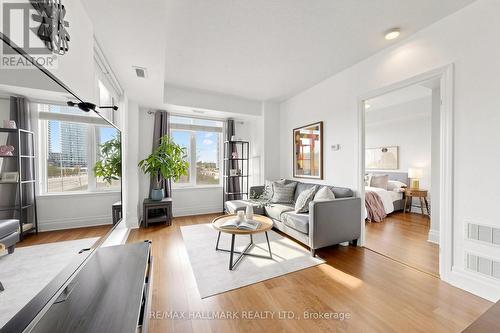 203 - 151 Upper Duke Crescent, Markham, ON - Indoor Photo Showing Living Room