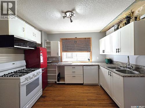 829 I Avenue N, Saskatoon, SK - Indoor Photo Showing Kitchen With Double Sink