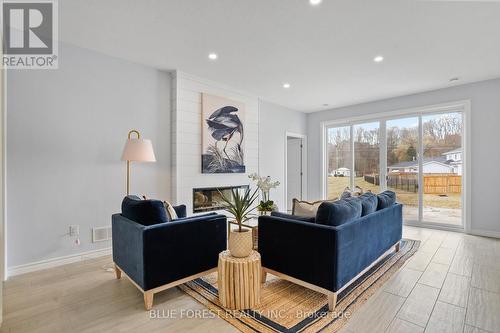 25 Harbour Way, Central Elgin (Port Stanley), ON - Indoor Photo Showing Living Room