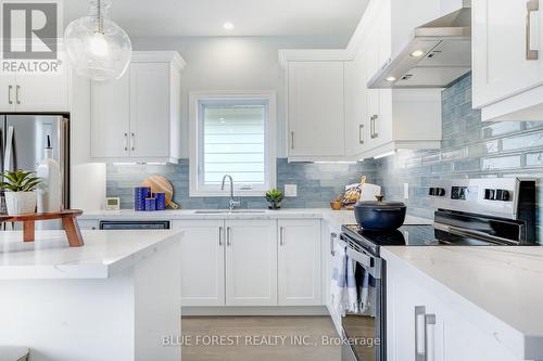 25 Harbour Way, Central Elgin (Port Stanley), ON - Indoor Photo Showing Kitchen With Upgraded Kitchen