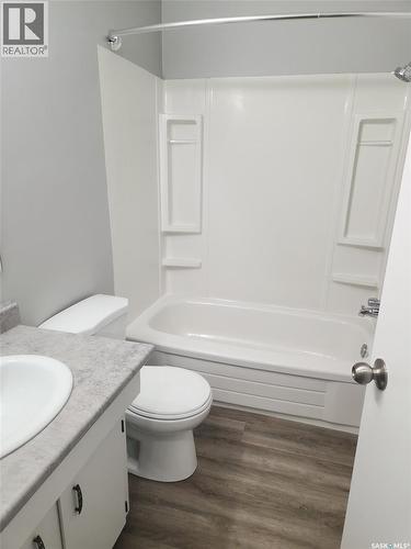 3615-3617 Fairlight Drive, Saskatoon, SK - Indoor Photo Showing Bathroom