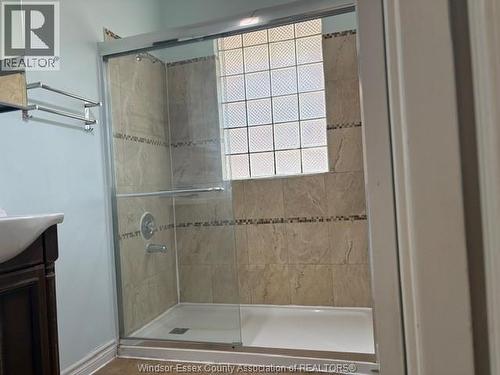 1370 Bruce Ave, Windsor, ON - Indoor Photo Showing Bathroom