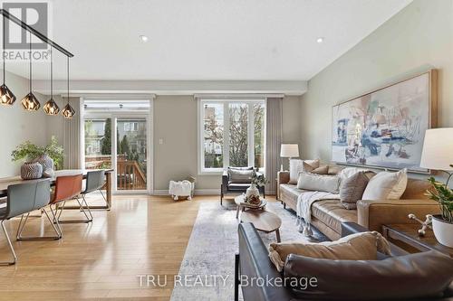 449 Celtic Ridge Crescent, Ottawa, ON - Indoor Photo Showing Living Room