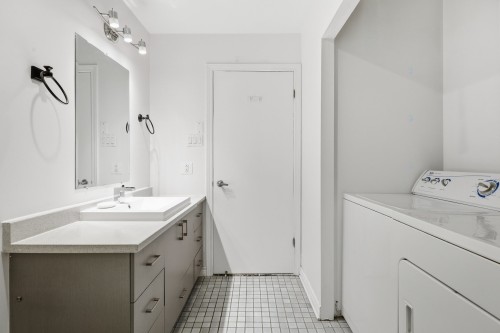 Bathroom - 2-554 Rue Milton, Montréal (Le Plateau-Mont-Royal), QC - Indoor Photo Showing Laundry Room