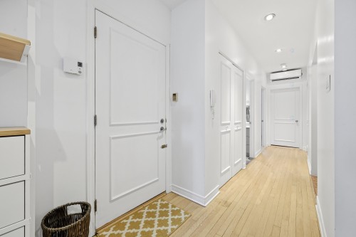 Mud Room - 2-554 Rue Milton, Montréal (Le Plateau-Mont-Royal), QC - Indoor Photo Showing Other Room