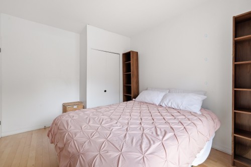 Master Bedroom - 2-554 Rue Milton, Montréal (Le Plateau-Mont-Royal), QC - Indoor Photo Showing Bedroom