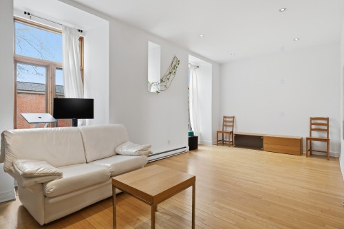 Living Room - 2-554 Rue Milton, Montréal (Le Plateau-Mont-Royal), QC - Indoor Photo Showing Living Room