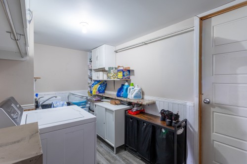 Salle de lavage - 270 Ch. Des Bouleaux, Shawinigan, QC - Indoor Photo Showing Laundry Room