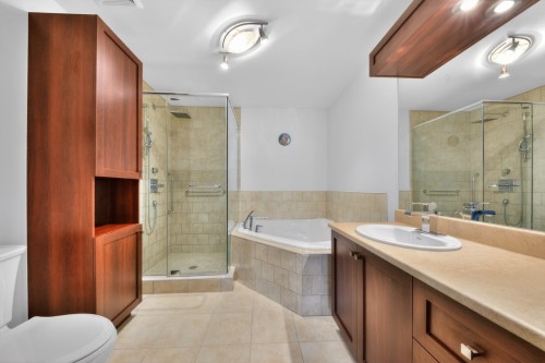 Salle de bains attenante à la CCP - 305-2435 Rue Des Nations, Montréal (Saint-Laurent), QC - Indoor Photo Showing Bathroom