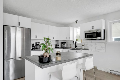 Cuisine - 37  - 37B Av. St-Denis, Saint-Sauveur, QC - Indoor Photo Showing Kitchen With Upgraded Kitchen