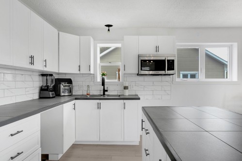 Cuisine - 37  - 37B Av. St-Denis, Saint-Sauveur, QC - Indoor Photo Showing Kitchen With Double Sink