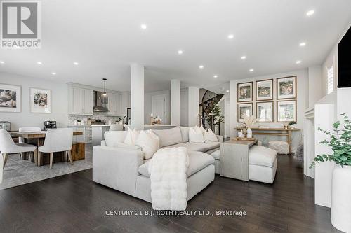 20 Westminster Circle, Barrie, ON - Indoor Photo Showing Living Room