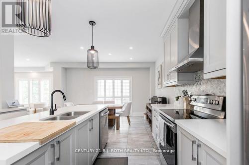 20 Westminster Circle, Barrie, ON - Indoor Photo Showing Kitchen With Double Sink With Upgraded Kitchen