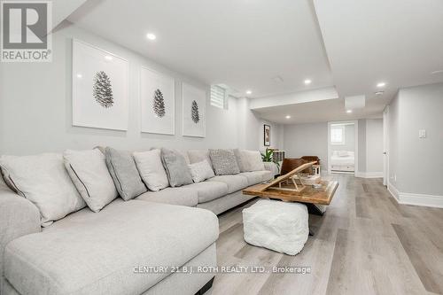 20 Westminster Circle, Barrie, ON - Indoor Photo Showing Living Room