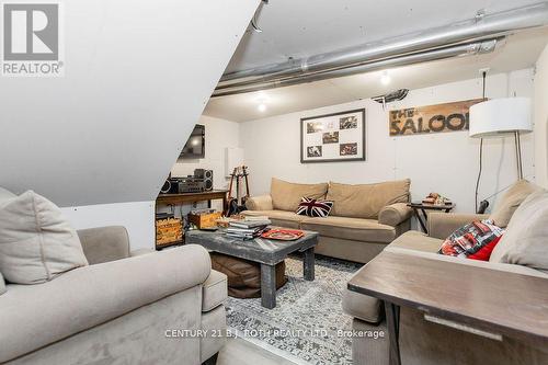 20 Westminster Circle, Barrie, ON - Indoor Photo Showing Living Room