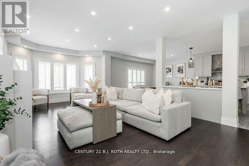 20 Westminster Circle, Barrie, ON - Indoor Photo Showing Living Room