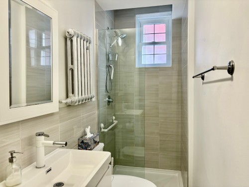 Bathroom - 4854A Av. Isabella, Montréal (Côte-Des-Neiges/Notre-Dame-De-Grâce), QC - Indoor Photo Showing Bathroom