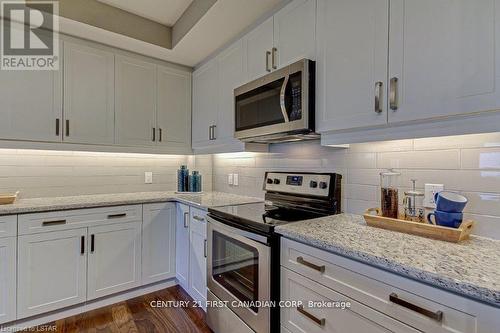 709 - 505 Talbot Street, London East (East F), ON - Indoor Photo Showing Kitchen With Upgraded Kitchen