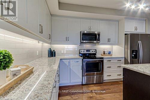 709 - 505 Talbot Street, London East (East F), ON - Indoor Photo Showing Kitchen With Upgraded Kitchen