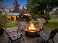 8508 Ebor Terr North Saanich, BC V8L 1L5