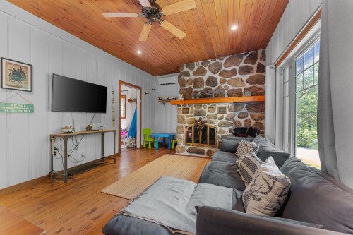 Salon - 741 Rue Dion, Sainte-Adèle, QC 