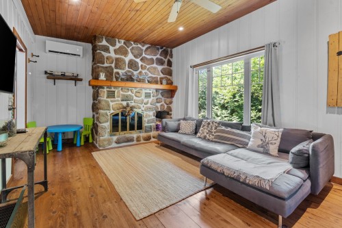 Salon - 741 Rue Dion, Sainte-Adèle, QC 