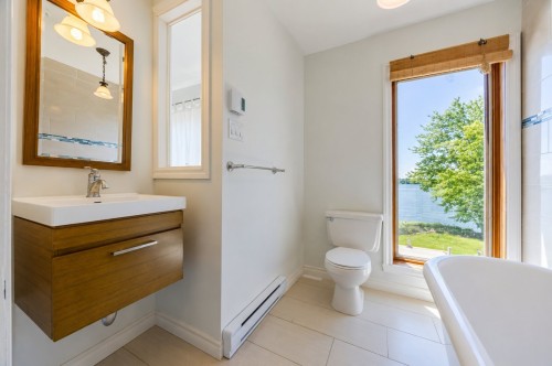 Salle de bains - 10 Rue Mercier, Montréal (L'Île-Bizard/Sainte-Geneviève), QC - Indoor Photo Showing Bathroom