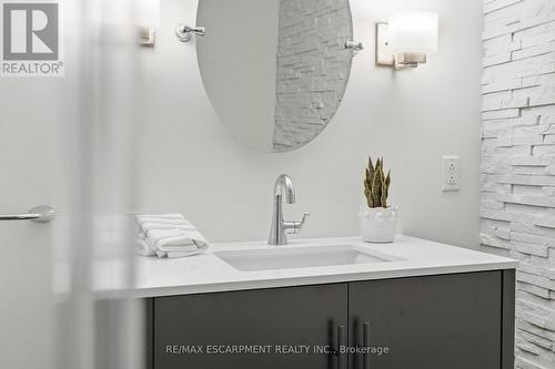 270 Poplar Drive, Burlington, ON - Indoor Photo Showing Bathroom