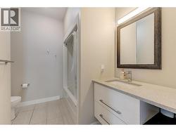 Main bathroom with quartz counters - 