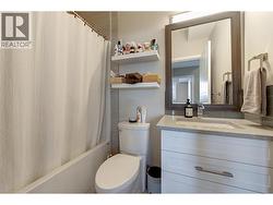 Suite - bathroom with quartz counters - 