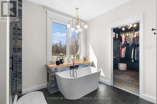 Stand alone tub - 4421M Old Kingston Road, Rideau Lakes, ON 