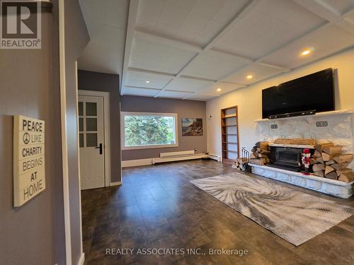 486289 30Th Side Road, Mono, ON - Indoor With Fireplace