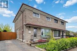102 ELNATHAN CRESCENT Toronto, ON M9L 2G1