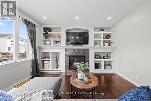 Living Room - 220 Harthill Way, Ottawa, ON 