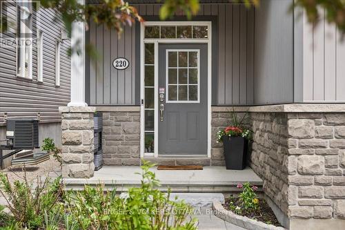 220 Harthill Way, Ottawa, ON 
