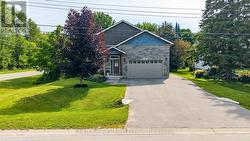 Room for 4 cars to park in the driveway - 