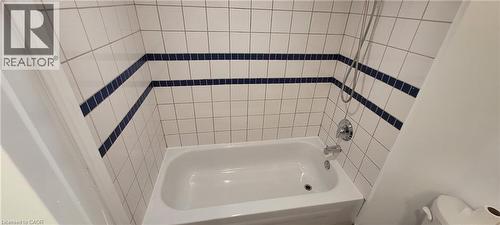 98 Limeridge Road E Unit# Lower Level, Hamilton, ON - Indoor Photo Showing Bathroom