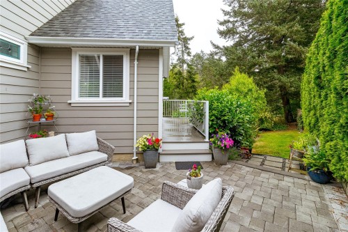 1927 Riverside Dr, View Royal, BC 