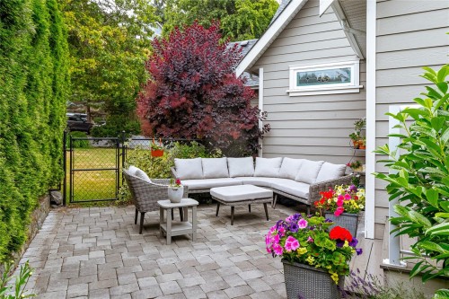 1927 Riverside Dr, View Royal, BC 