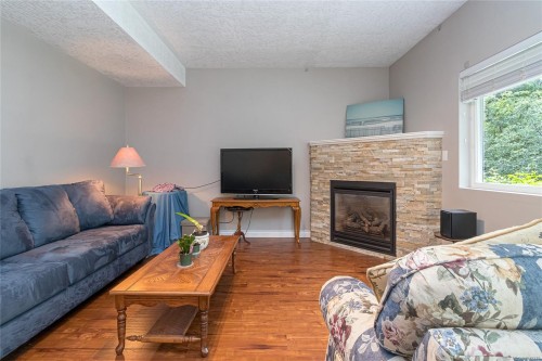 1927 Riverside Dr, View Royal, BC 