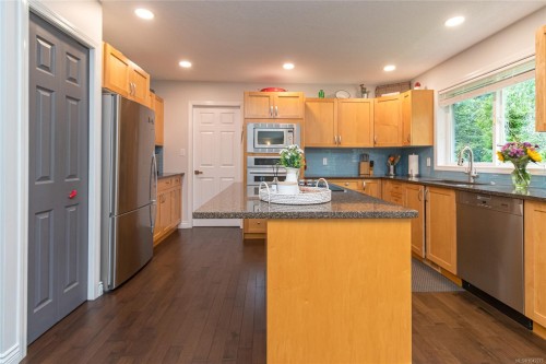 1927 Riverside Dr, View Royal, BC 