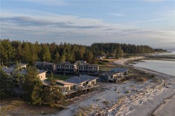 #4-9022 Clarkson Ave  Black Creek, BC V9J 1B2