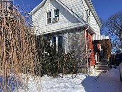 87 GLADSTONE AVENUE Oshawa, ON L1J 4E4